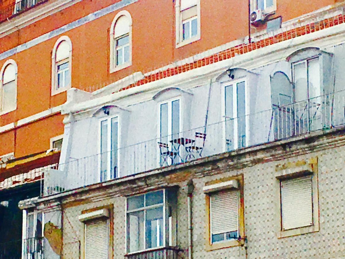 Amazing Downtown Apt With Small Balcony With View Over The Castle Lisboa Dış mekan fotoğraf