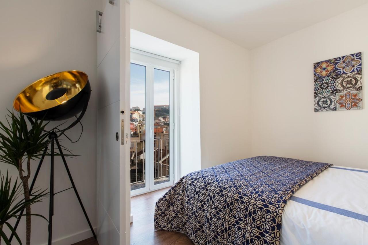 Amazing Downtown Apt With Small Balcony With View Over The Castle Lisboa Dış mekan fotoğraf